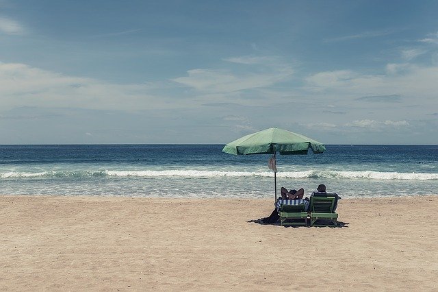 Ein Pärchen entspannt alleine am Strand